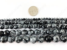 Cargar imagen en el visor de la galería, Copo de nieve obsidiana gris y negro redondo facetado cuentas de piedras preciosas naturales para pulseras de hombres y mujeres 4-12 mm disponibles alrededor de 14 &quot;-15&quot;
