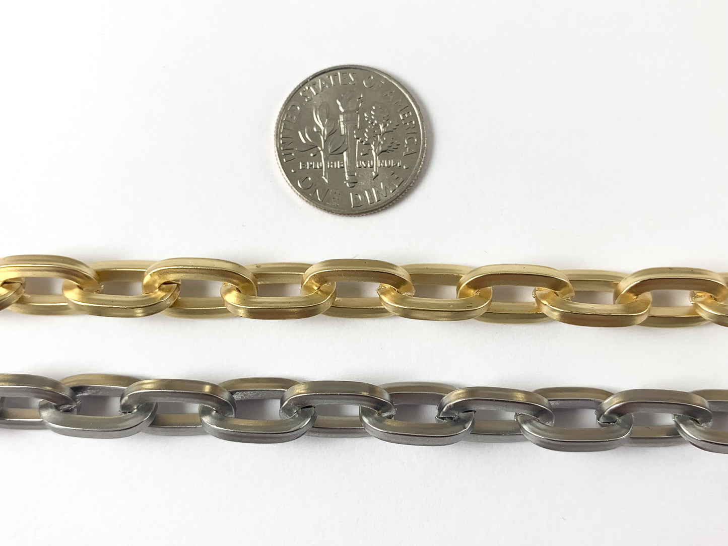 Cadena ovalada gruesa chapada en oro real/platino en color oro mate y plata mate