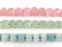 Cargar imagen en el visor de la galería, Cuentas de color pastel teñidas de jade cortadas en hielo, cuentas de color de Pascua, verde pastel, azul, rosa, alrededor de 15&quot;
