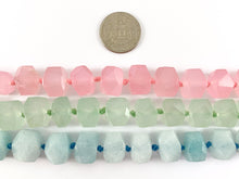 Cargar imagen en el visor de la galería, Cuentas de color pastel teñidas de jade cortadas en hielo, cuentas de color de Pascua, verde pastel, azul, rosa, alrededor de 15&quot;
