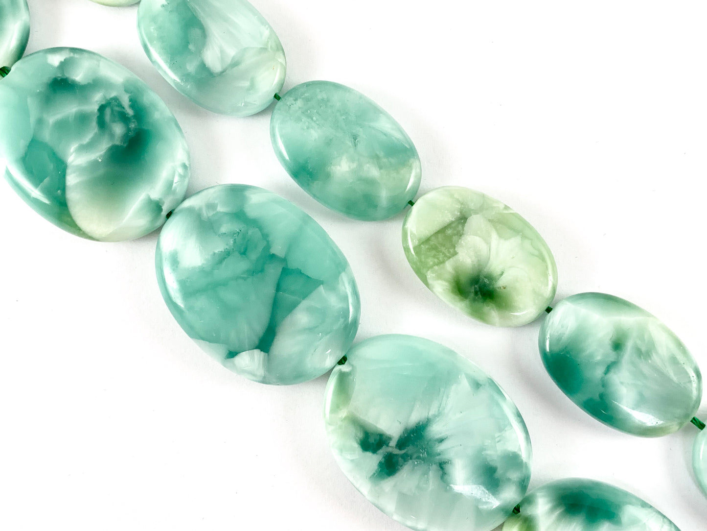 Angelita verde natural/piedra lunar verde color verde pastel piedra natural en forma ovalada alrededor de 15"