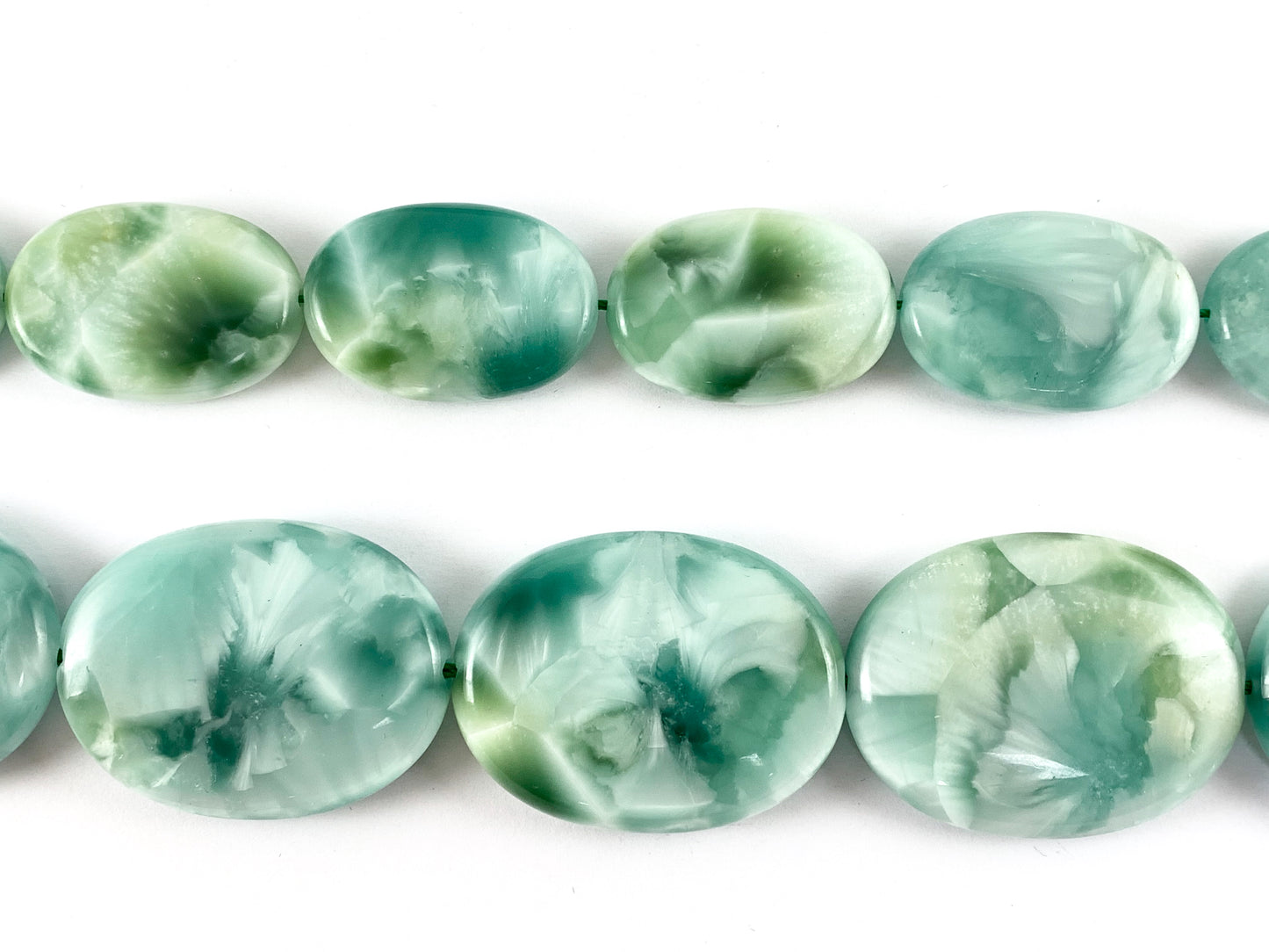 Angelita verde natural/piedra lunar verde color verde pastel piedra natural en forma ovalada alrededor de 15"