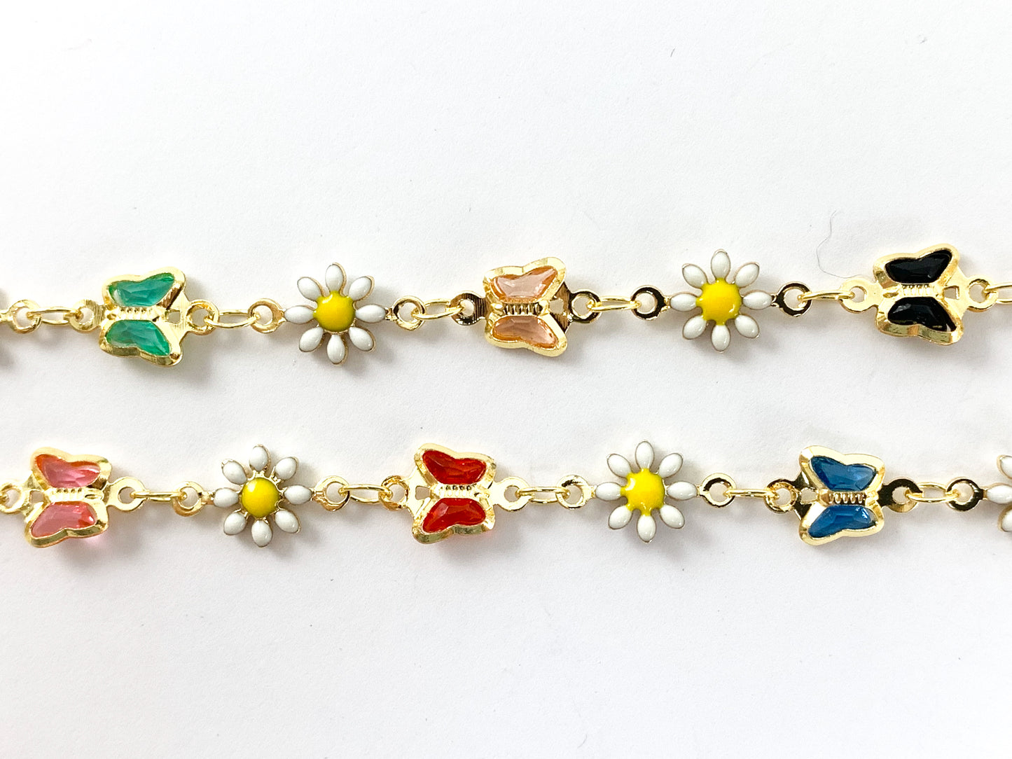 Flor de margarita blanca de cobre chapada en esmalte chapada en oro de 18 quilates con cadena de mariposa multicolor, 1 carrete