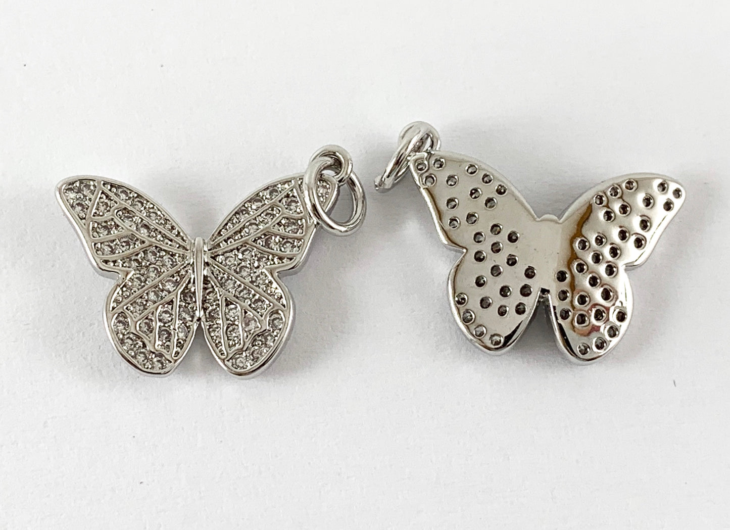 Encantos de mariposa pavimentados con circonita cúbica chapados en oro real de 18 quilates sobre latón, 4 piezas