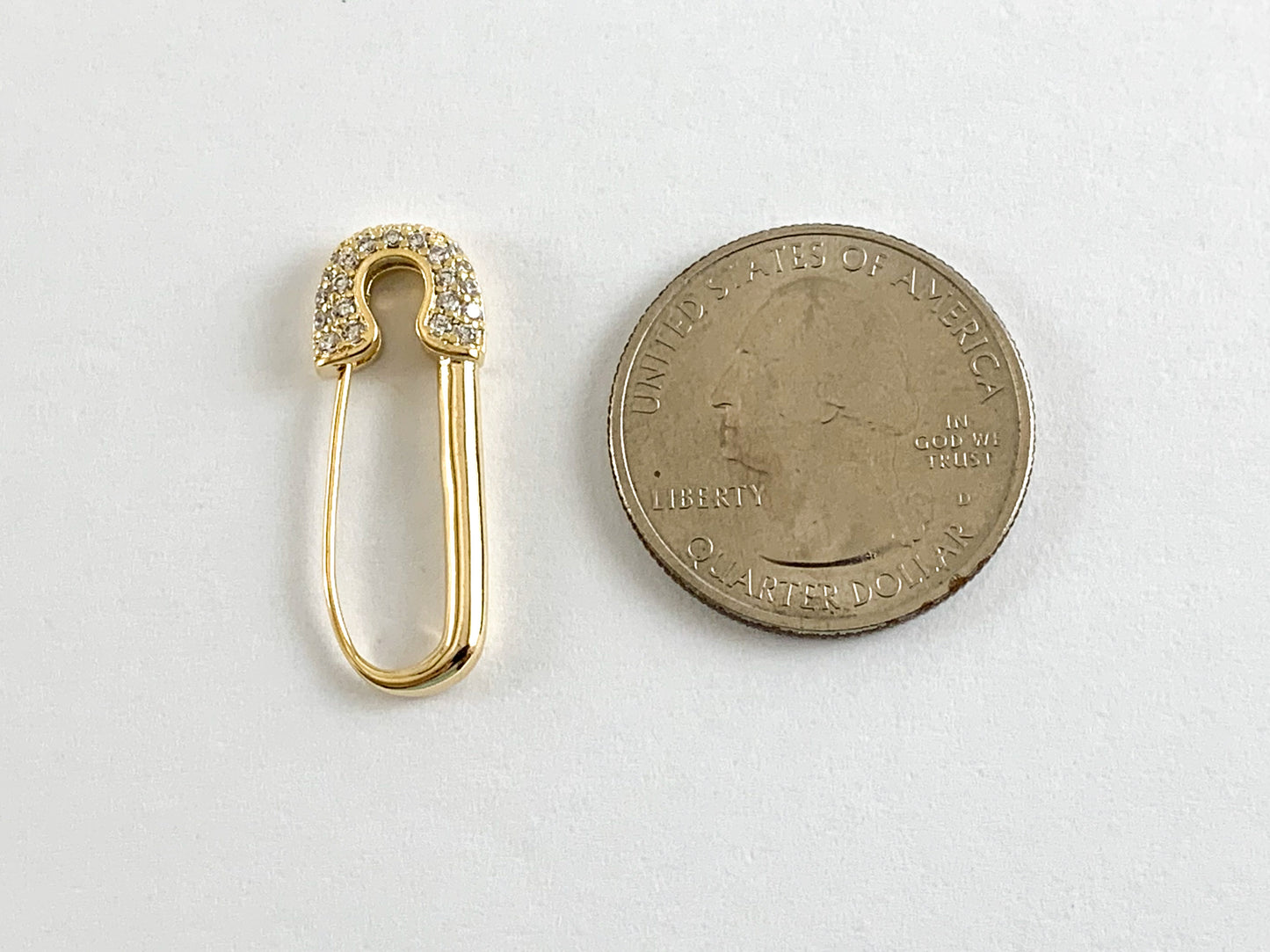 Colgante con forma de imperdible de seguridad pavimentado con circonita cúbica chapada en oro real de 18 quilates sobre latón, 6 piezas