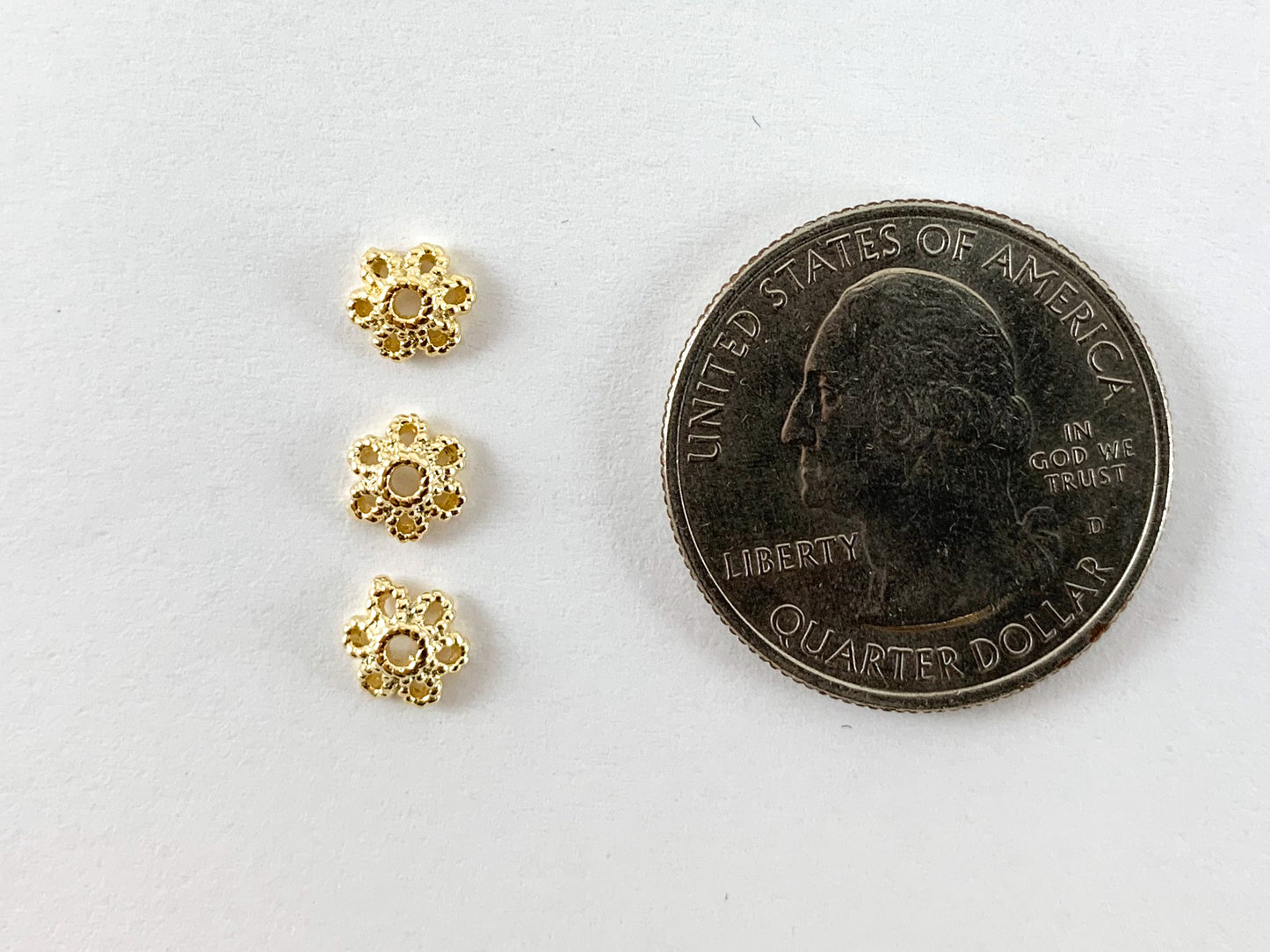 Tapas de cuentas de flores chapadas en oro de 18 quilates, 6 mm, 50 unidades