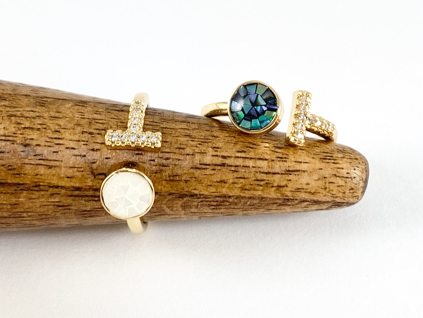 Anillo frontal abierto ajustable de concha blanca rosada en forma de T de concha de abulón en cobre chapado en oro real de 18 quilates, 5 piezas