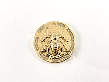 Cargar imagen en el visor de la galería, Colgante de moneda de abeja pavimentada con Micro CZ chapado en oro real de 18 quilates sobre cobre, 6 piezas
