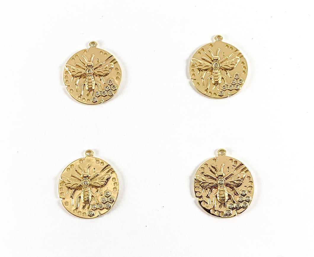 Encanto pavimentado de moneda de abeja con micro circonita cúbica chapada en oro real de 18 quilates sobre latón, 8 piezas