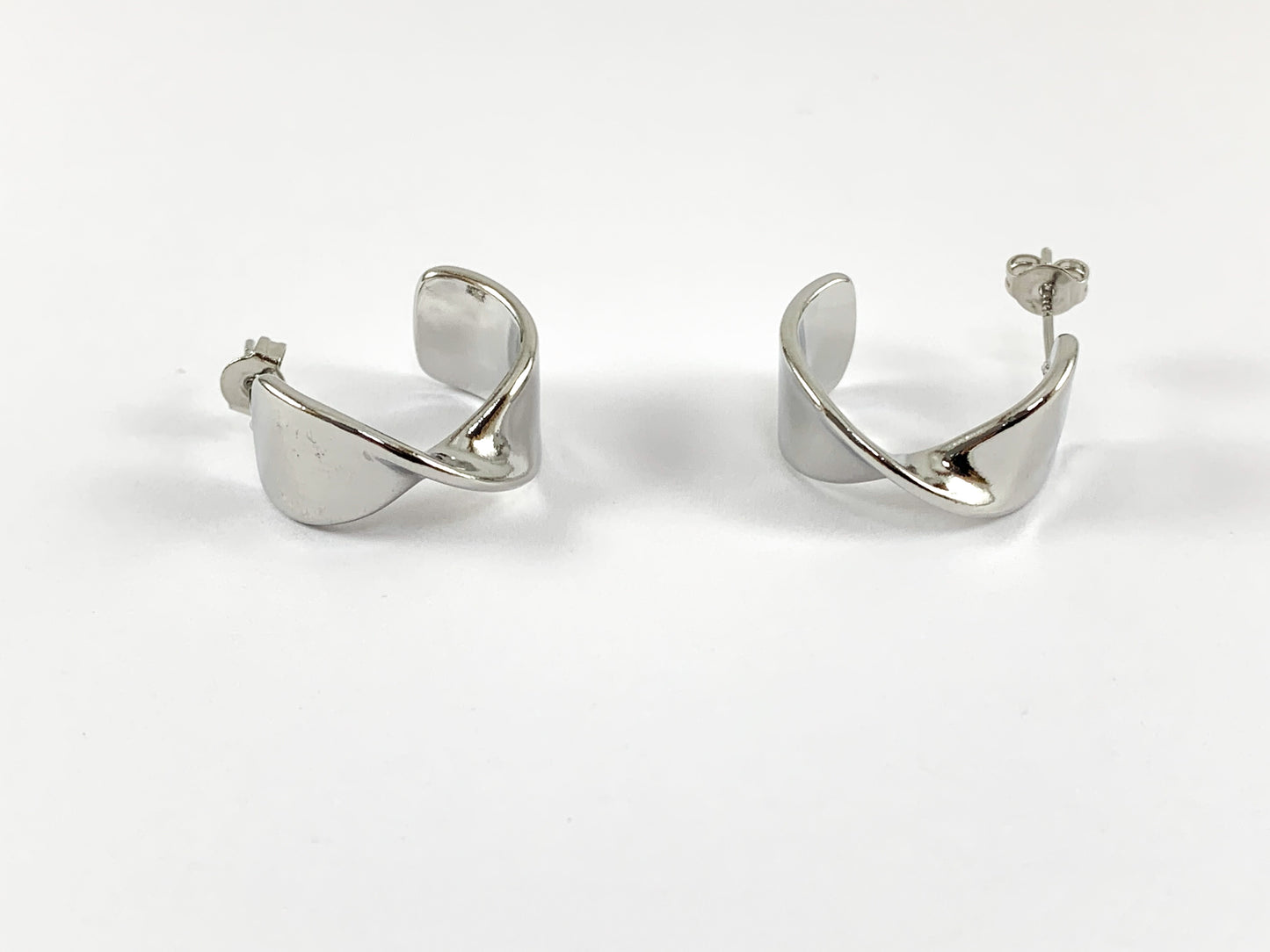 Pendientes lisos con forma de pajarita chapados en oro real/platino de 18 quilates Huggies 3 pares