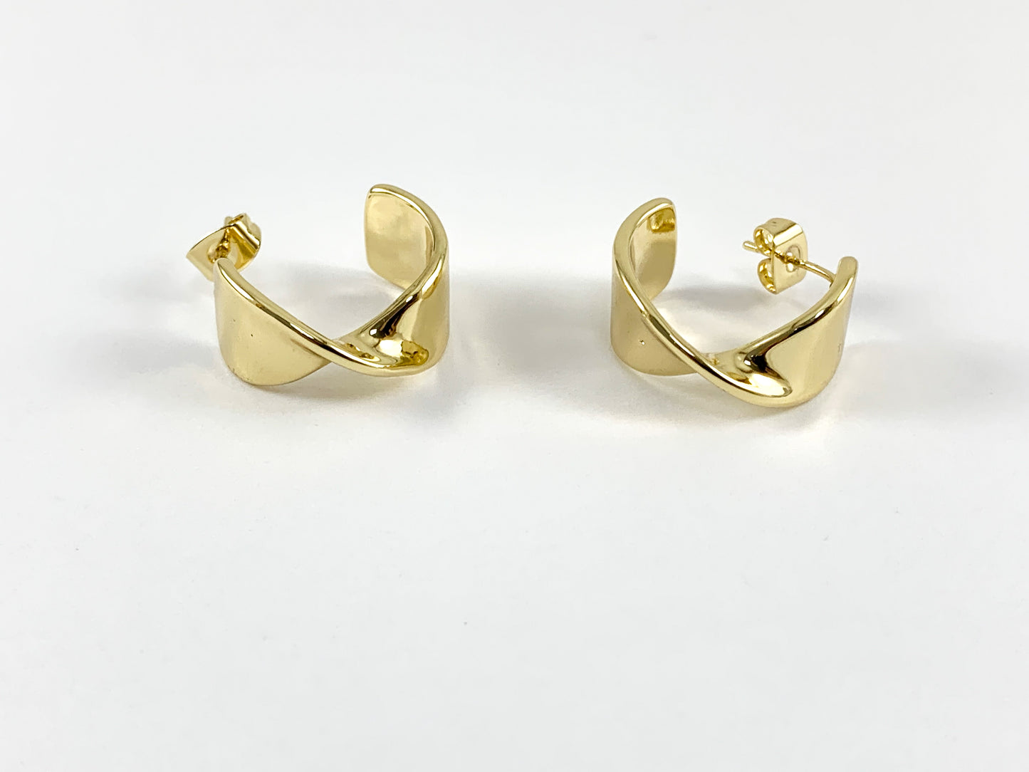 Pendientes lisos con forma de pajarita chapados en oro real/platino de 18 quilates Huggies 3 pares