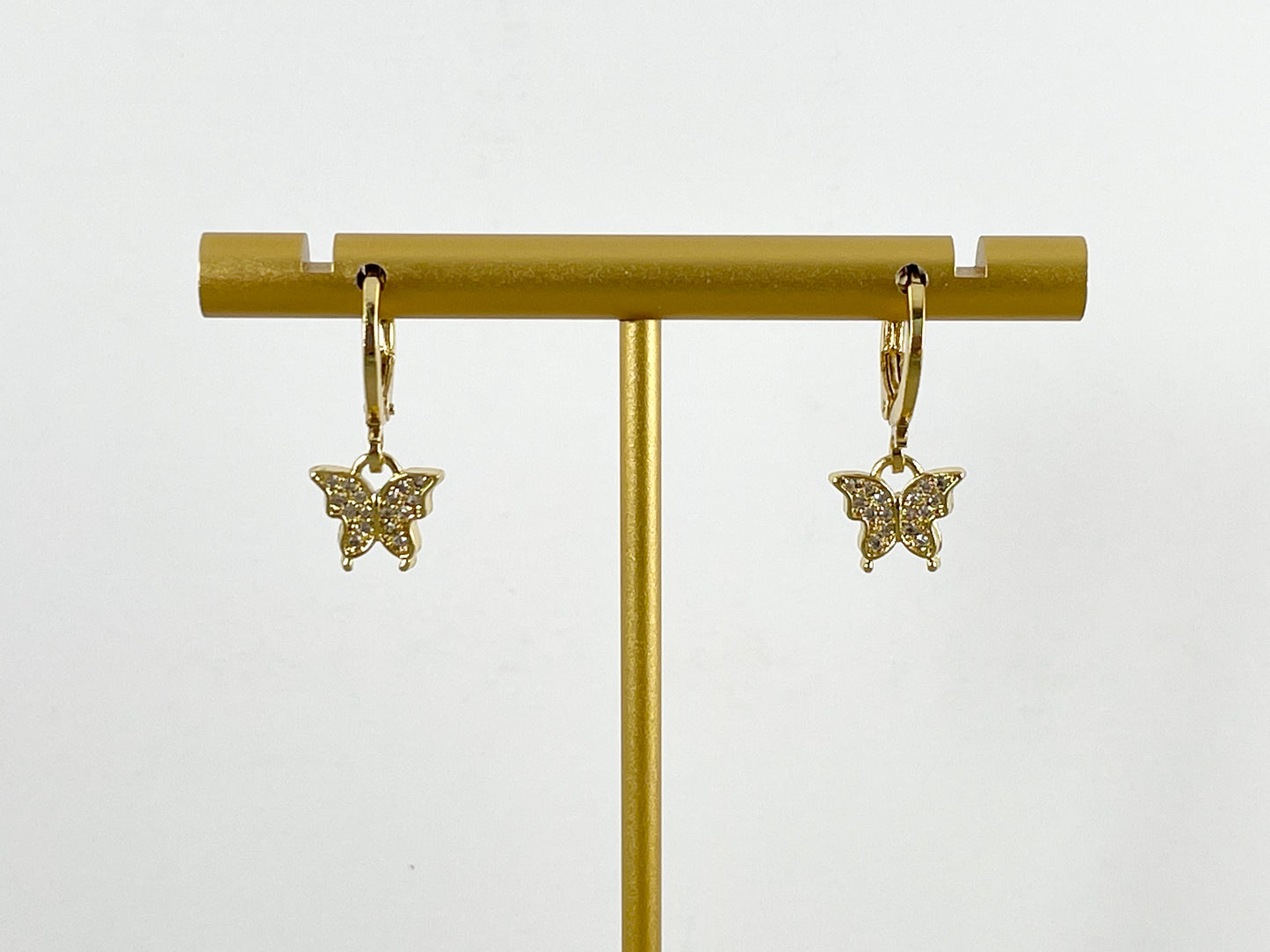 Pendientes Huggie colgantes de mariposa con pavé de circonita cúbica delicada chapados en oro de 18 quilates, 3 pares