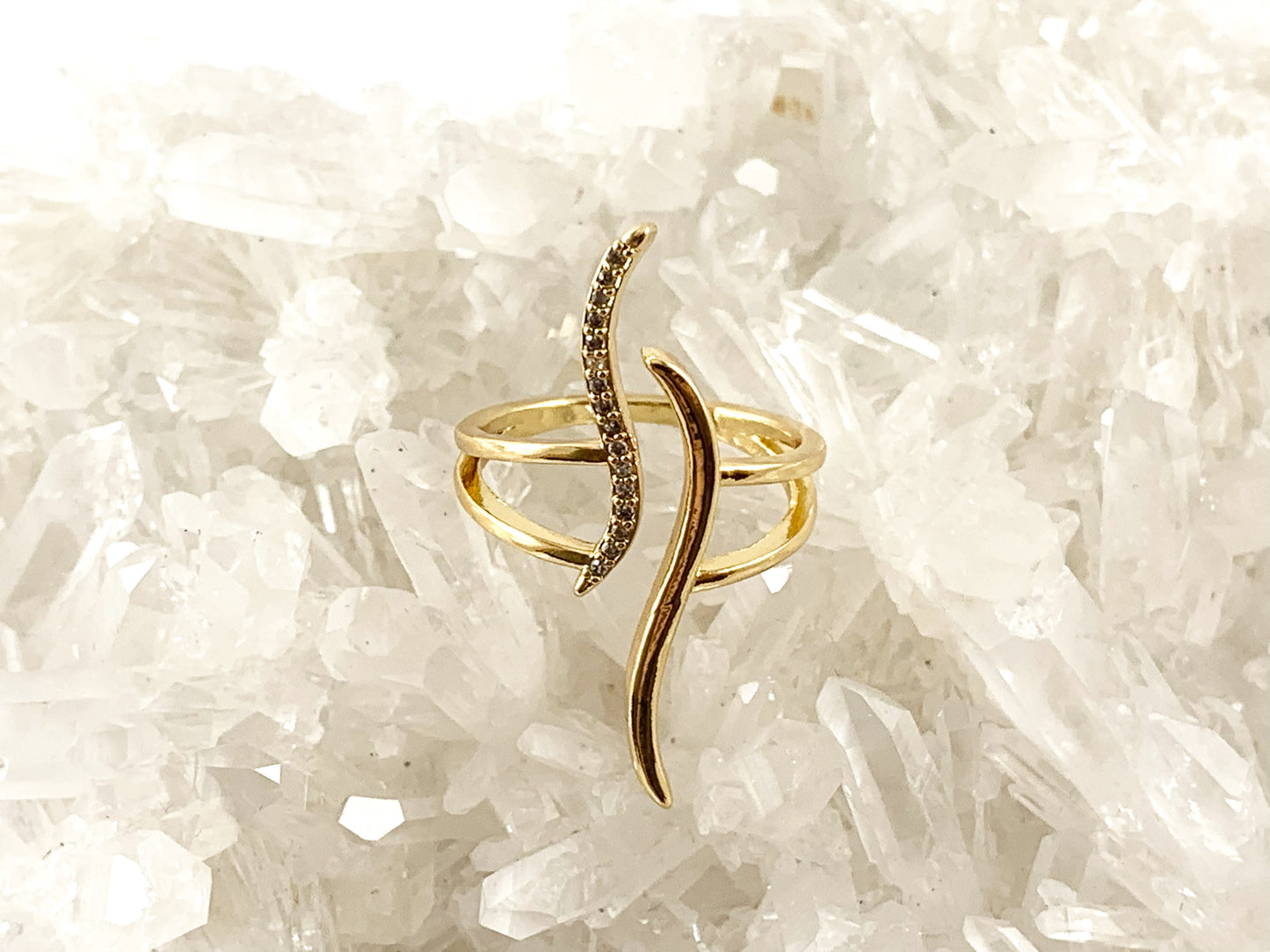 Anillo ajustable con frente abierto curvo y pavé de circonita cúbica de cobre chapado en oro real de 18 quilates, 4 piezas