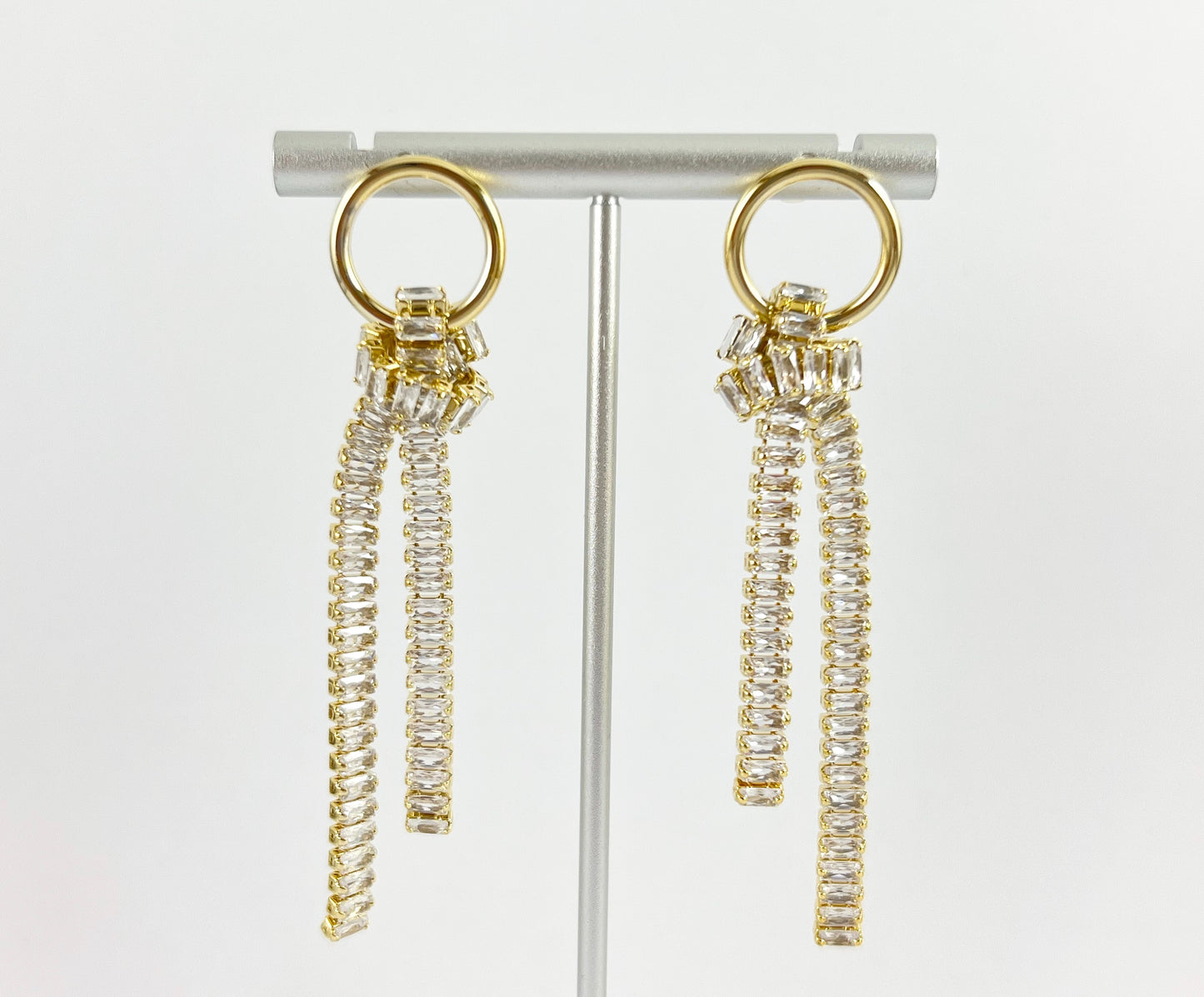 Hermosos aretes de nudo en CZ Pave Baguette Aretes de diamantes de imitación en oro de 18 quilates o chapado en plata sobre cobre 1 par