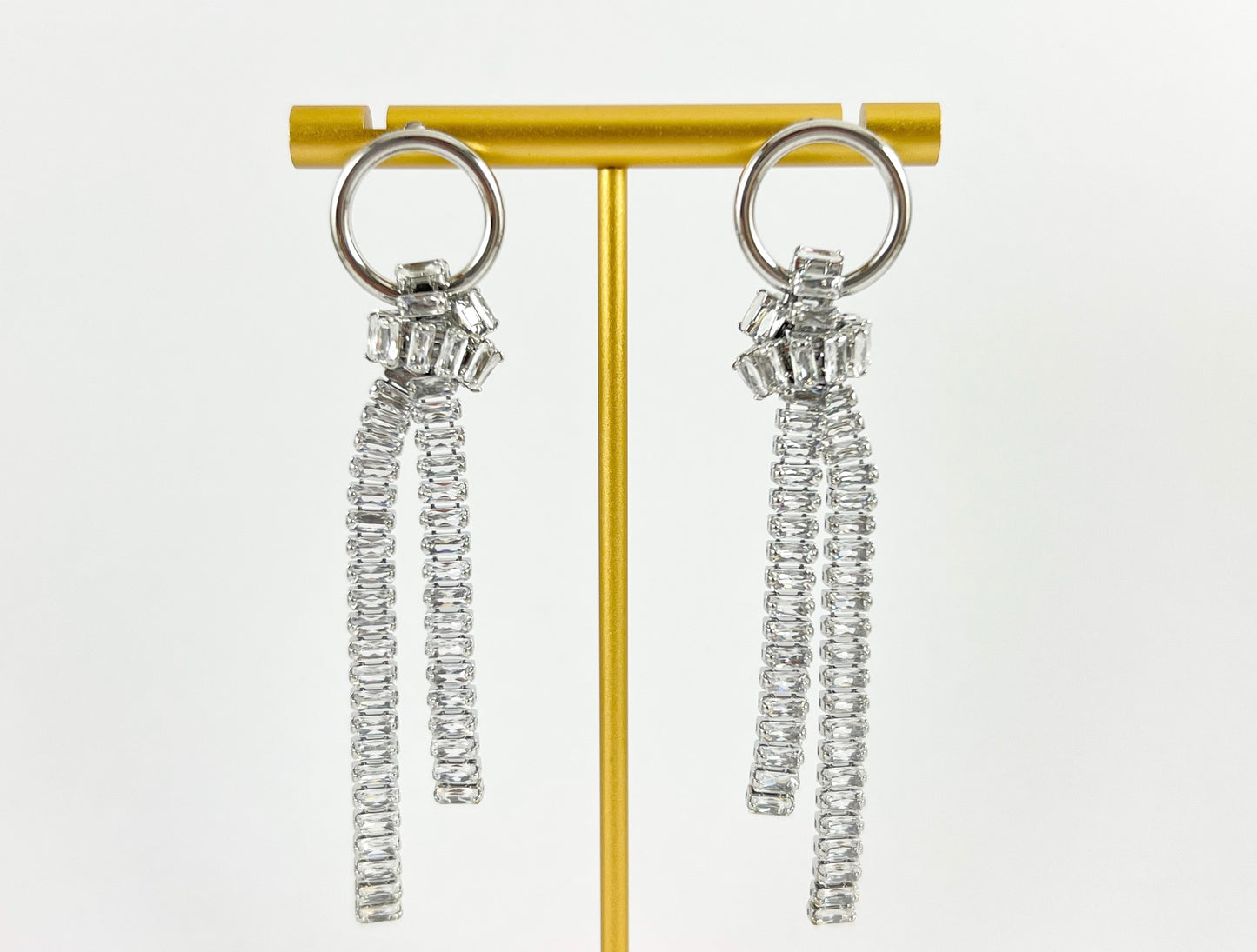 Hermosos aretes de nudo en CZ Pave Baguette Aretes de diamantes de imitación en oro de 18 quilates o chapado en plata sobre cobre 1 par