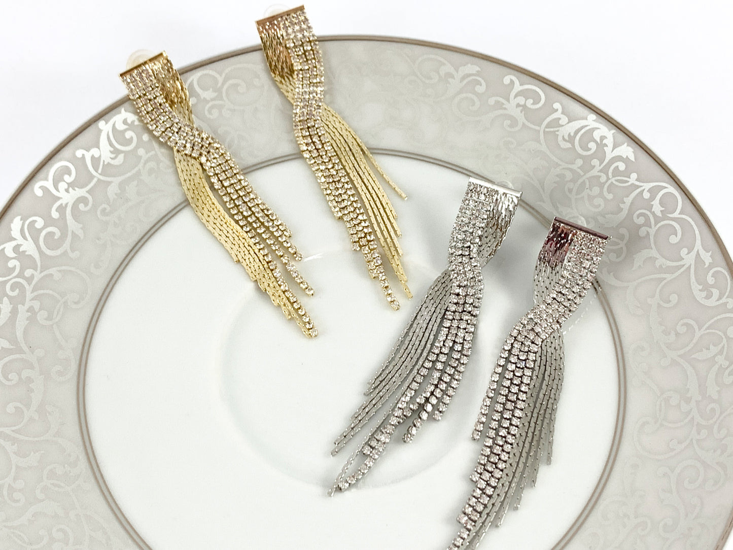 Glamorosos aretes cruzados con borlas y diamantes de imitación con flecos en oro de 18 quilates o chapado en plata sobre cobre, 1 par