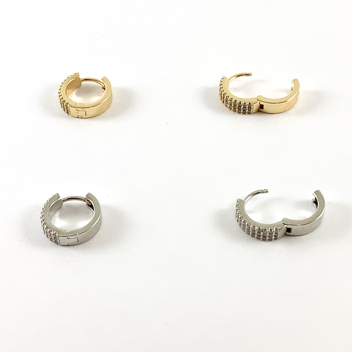 Pendiente de aro Huggies con micro pavé de circonita cúbica en oro real de 18 quilates