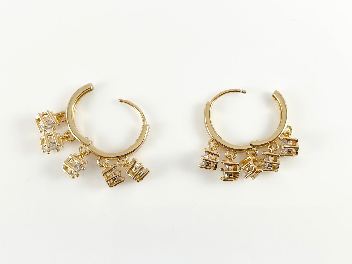 Pendientes de aro Huggie colgantes con moneda pavé de circonita cúbica delicada chapados en oro de 18 quilates, 3 pares
