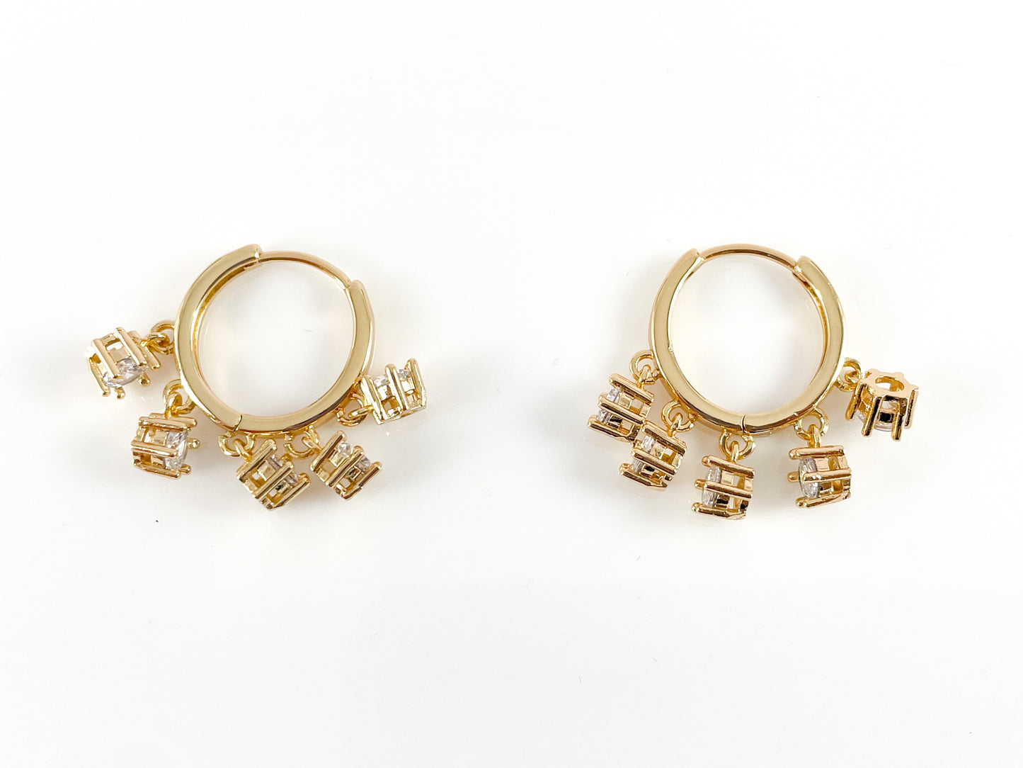 Pendientes de aro Huggie colgantes con moneda pavé de circonita cúbica delicada chapados en oro de 18 quilates, 3 pares