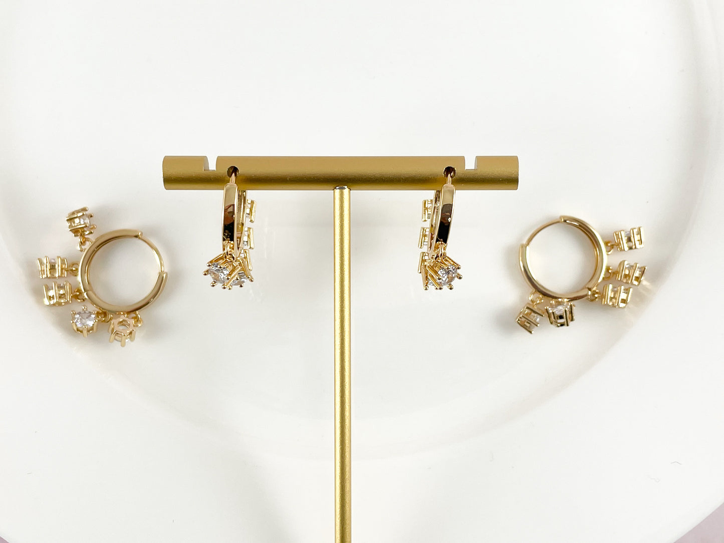 Pendientes de aro Huggie colgantes con moneda pavé de circonita cúbica delicada chapados en oro de 18 quilates, 3 pares