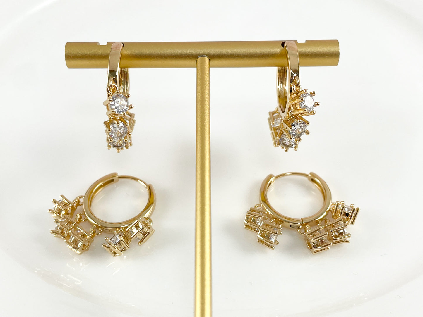 Pendientes de aro Huggie colgantes con moneda pavé de circonita cúbica delicada chapados en oro de 18 quilates, 3 pares