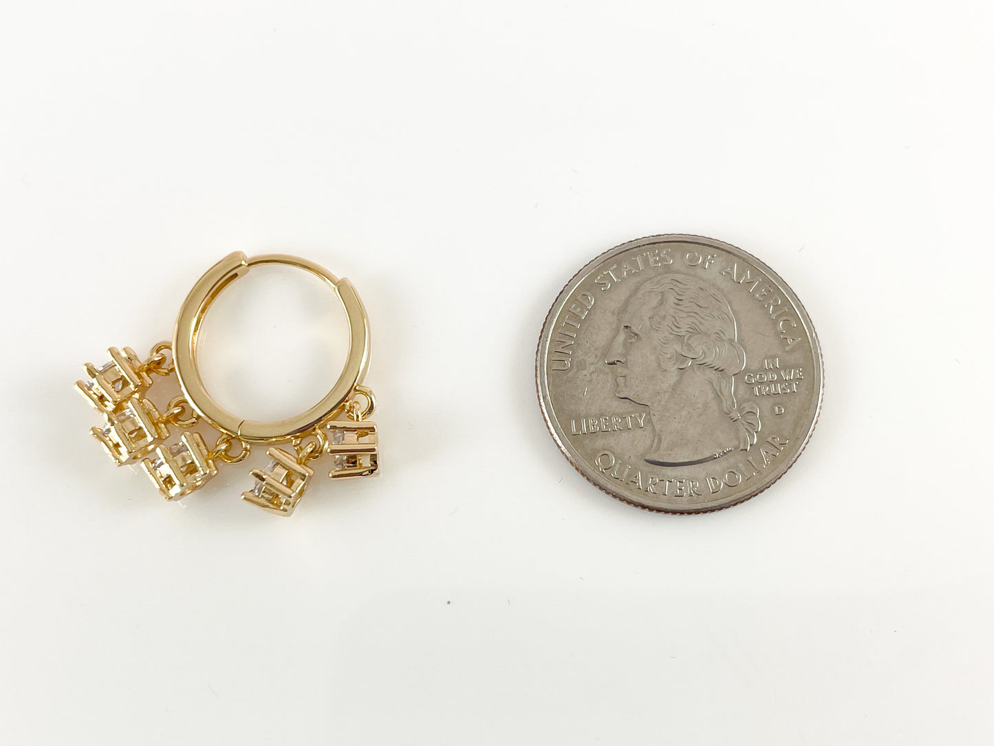 Pendientes de aro Huggie colgantes con moneda pavé de circonita cúbica delicada chapados en oro de 18 quilates, 3 pares