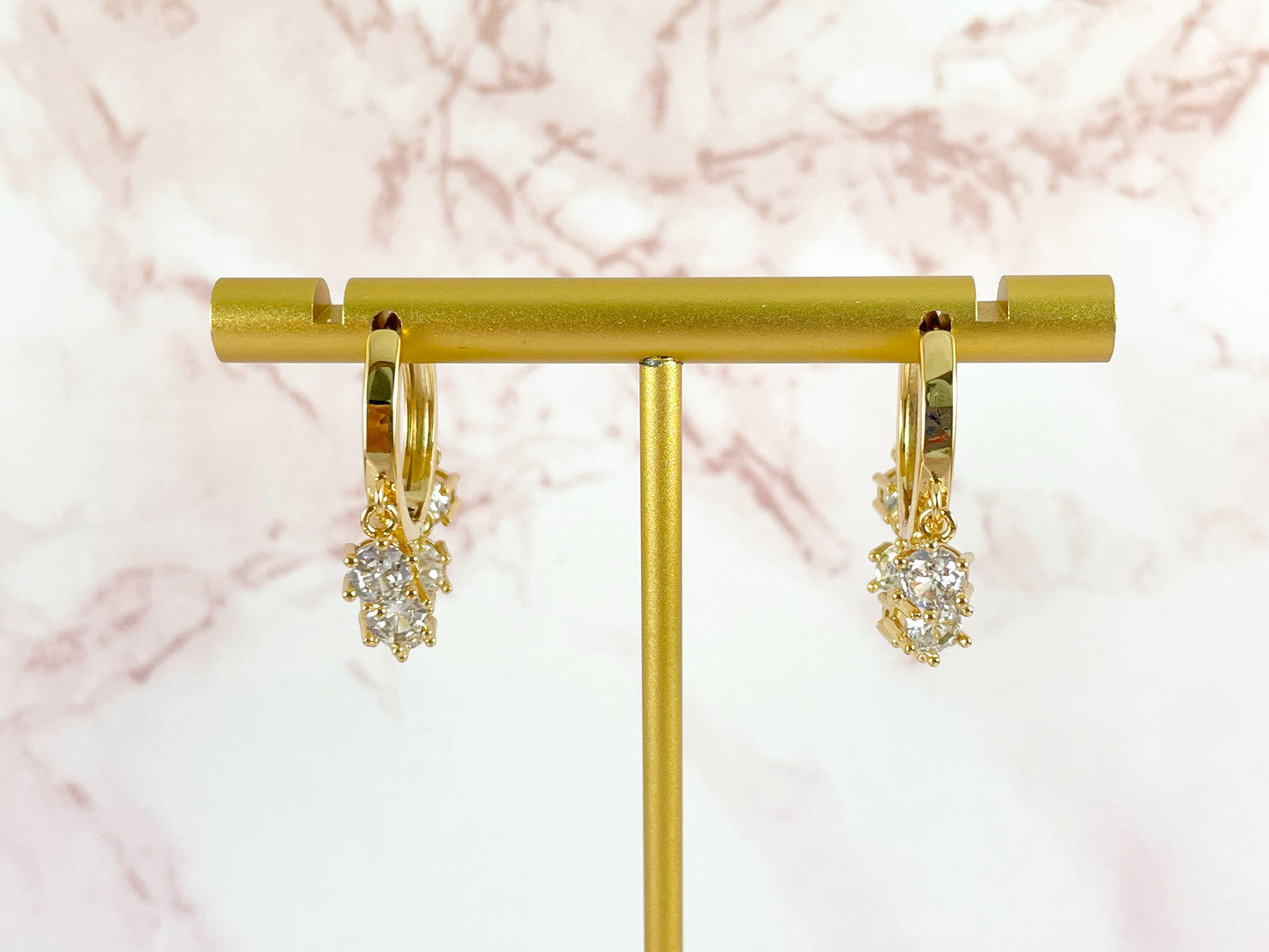 Pendientes de aro Huggie colgantes con moneda pavé de circonita cúbica delicada chapados en oro de 18 quilates, 3 pares