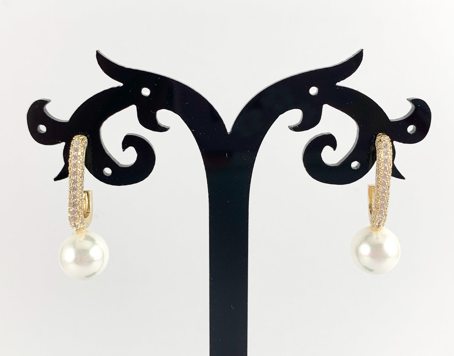 Elegantes aretes colgantes de perlas en pavé de circonita cúbica chapados en oro de 18 quilates sobre cobre, 3 pares