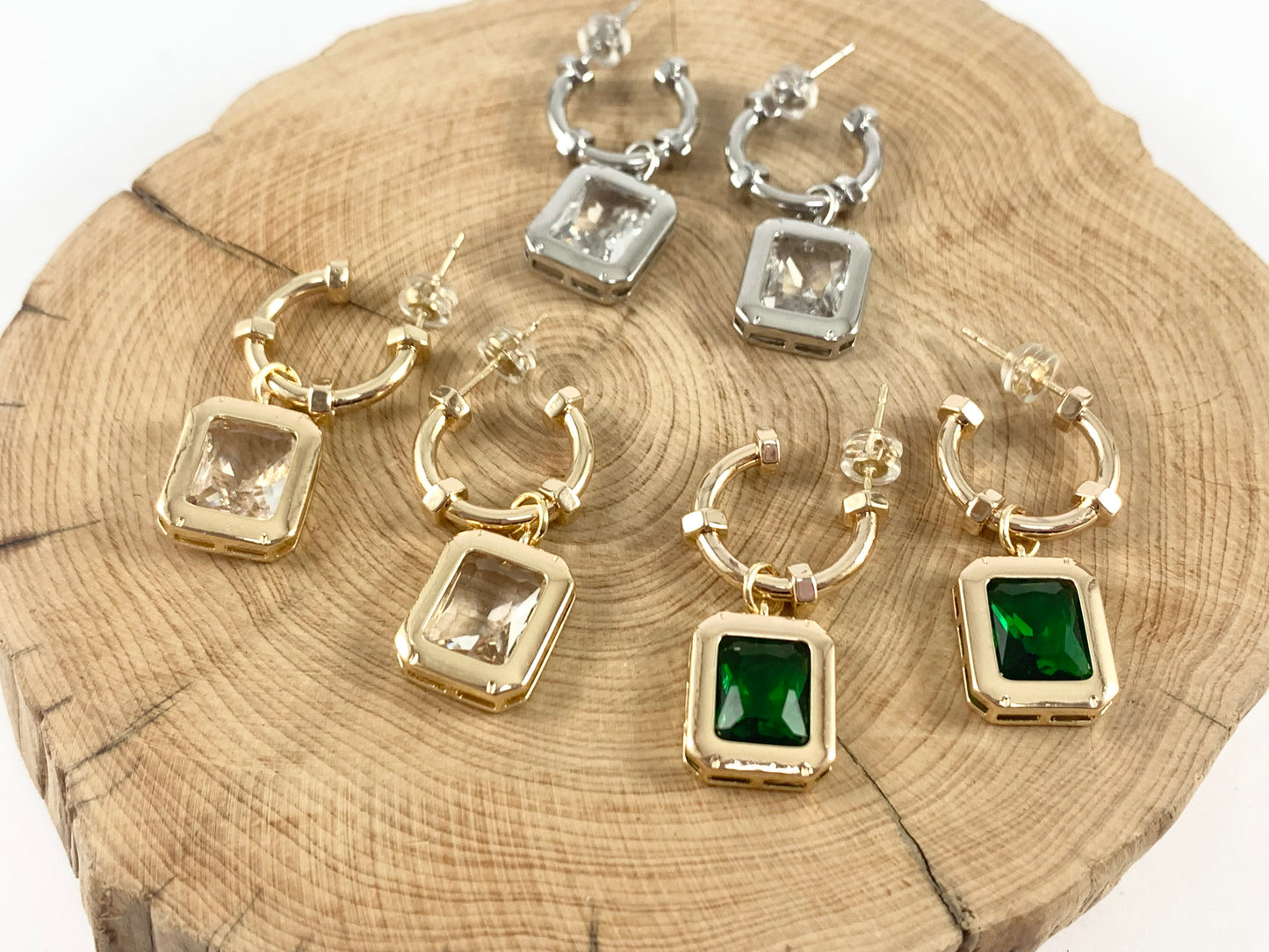 Chic Rectángulo Verde Claro CZ Pave Dangle Hoop Huggies en oro de 18 quilates o chapado en plata sobre cobre 3 pares
