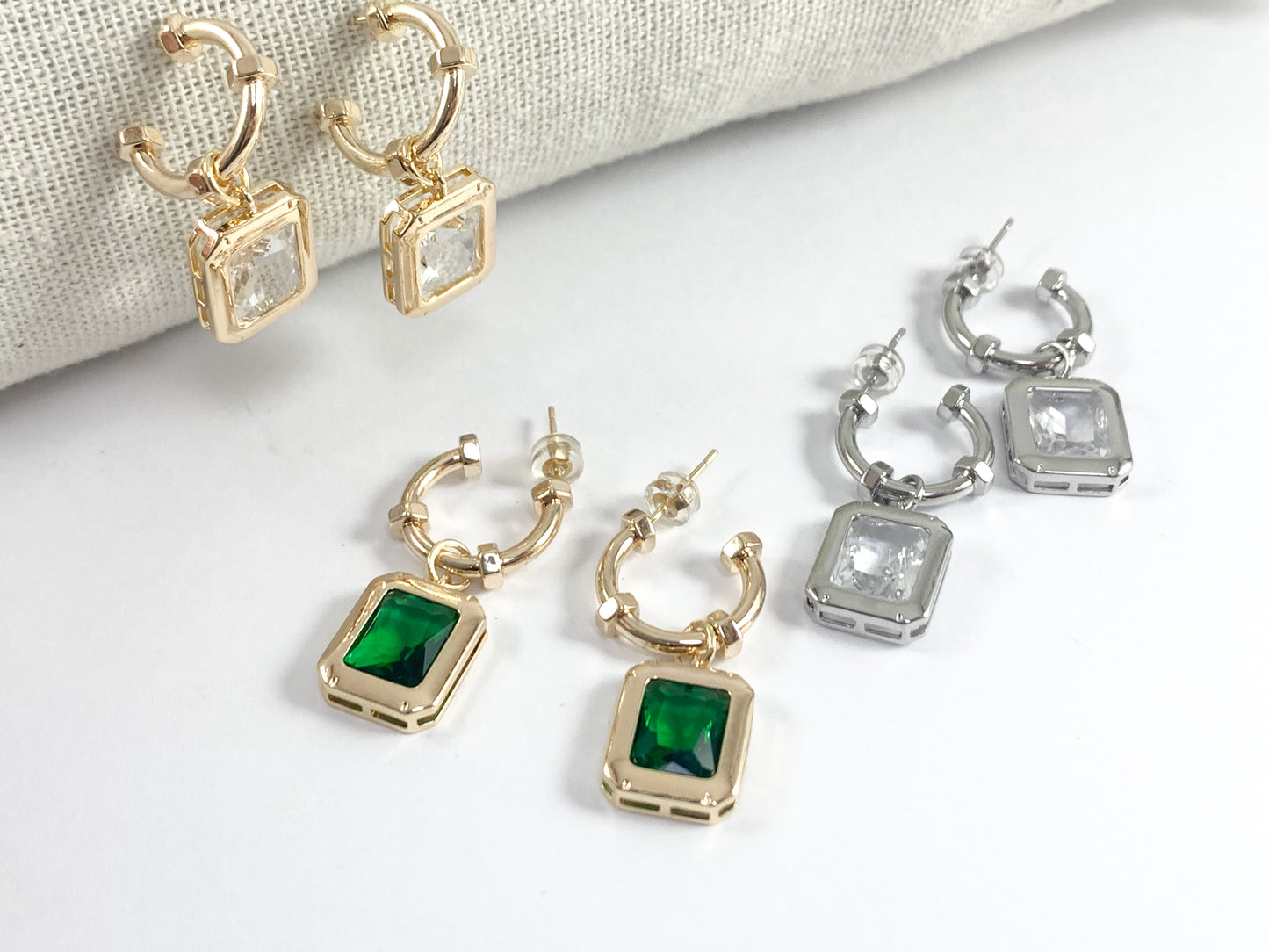 Chic Rectángulo Verde Claro CZ Pave Dangle Hoop Huggies en oro de 18 quilates o chapado en plata sobre cobre 3 pares