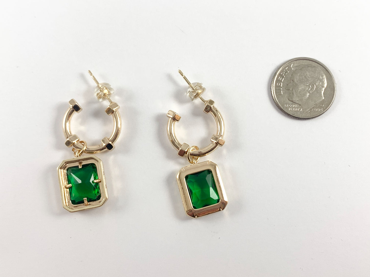 Chic Rectángulo Verde Claro CZ Pave Dangle Hoop Huggies en oro de 18 quilates o chapado en plata sobre cobre 3 pares