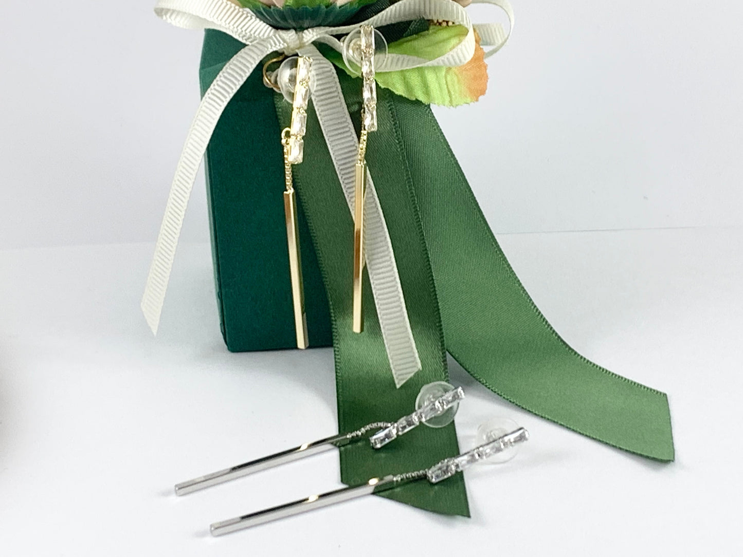Dainty Long CZ Pave baguette Stick Dangle Aretes en oro de 18 quilates o chapado en plata sobre cobre 3 pares