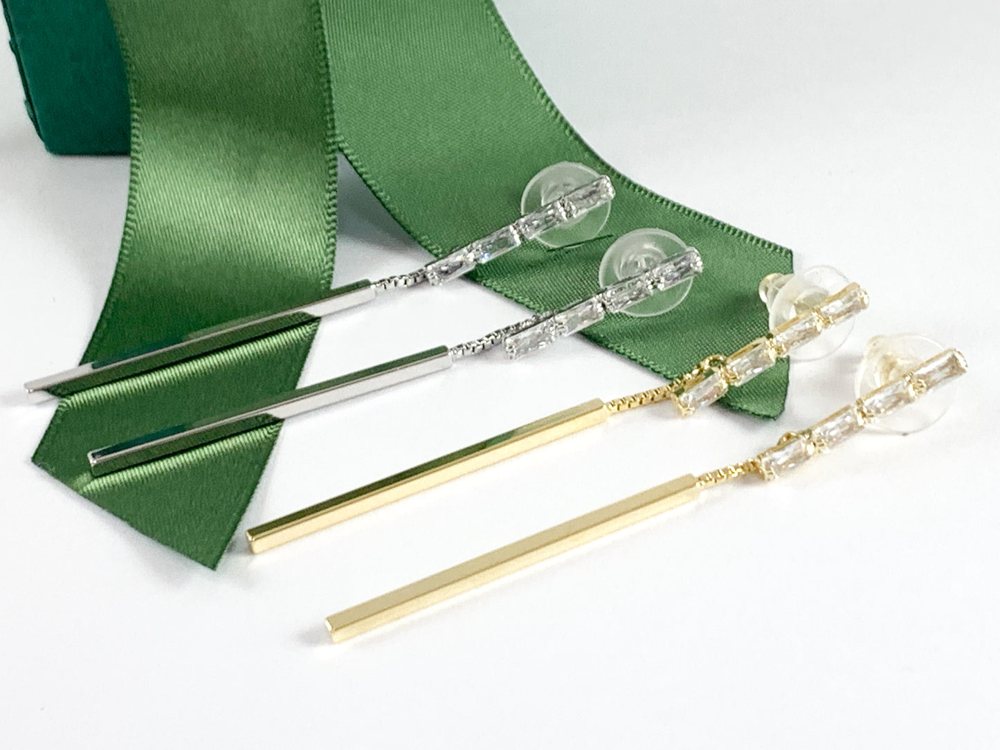 Dainty Long CZ Pave baguette Stick Dangle Aretes en oro de 18 quilates o chapado en plata sobre cobre 3 pares