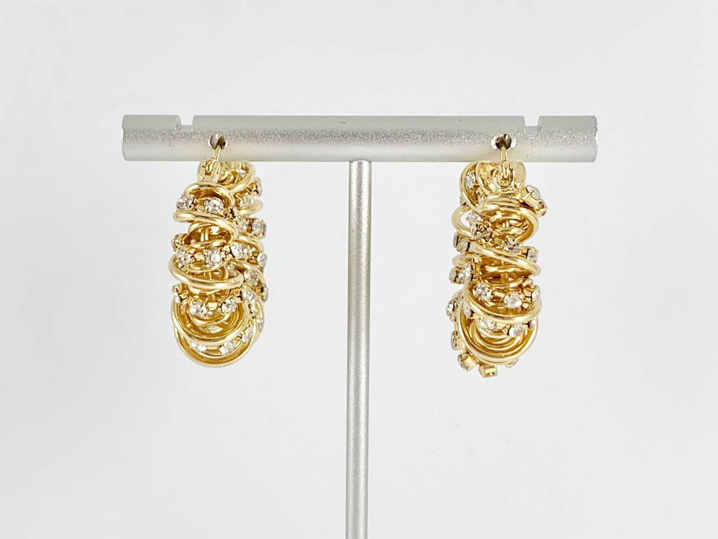 Aros de aretes de croissant retorcidos con diamantes de imitación brillantes en cobre chapado en oro de 18 quilates, 2 pares