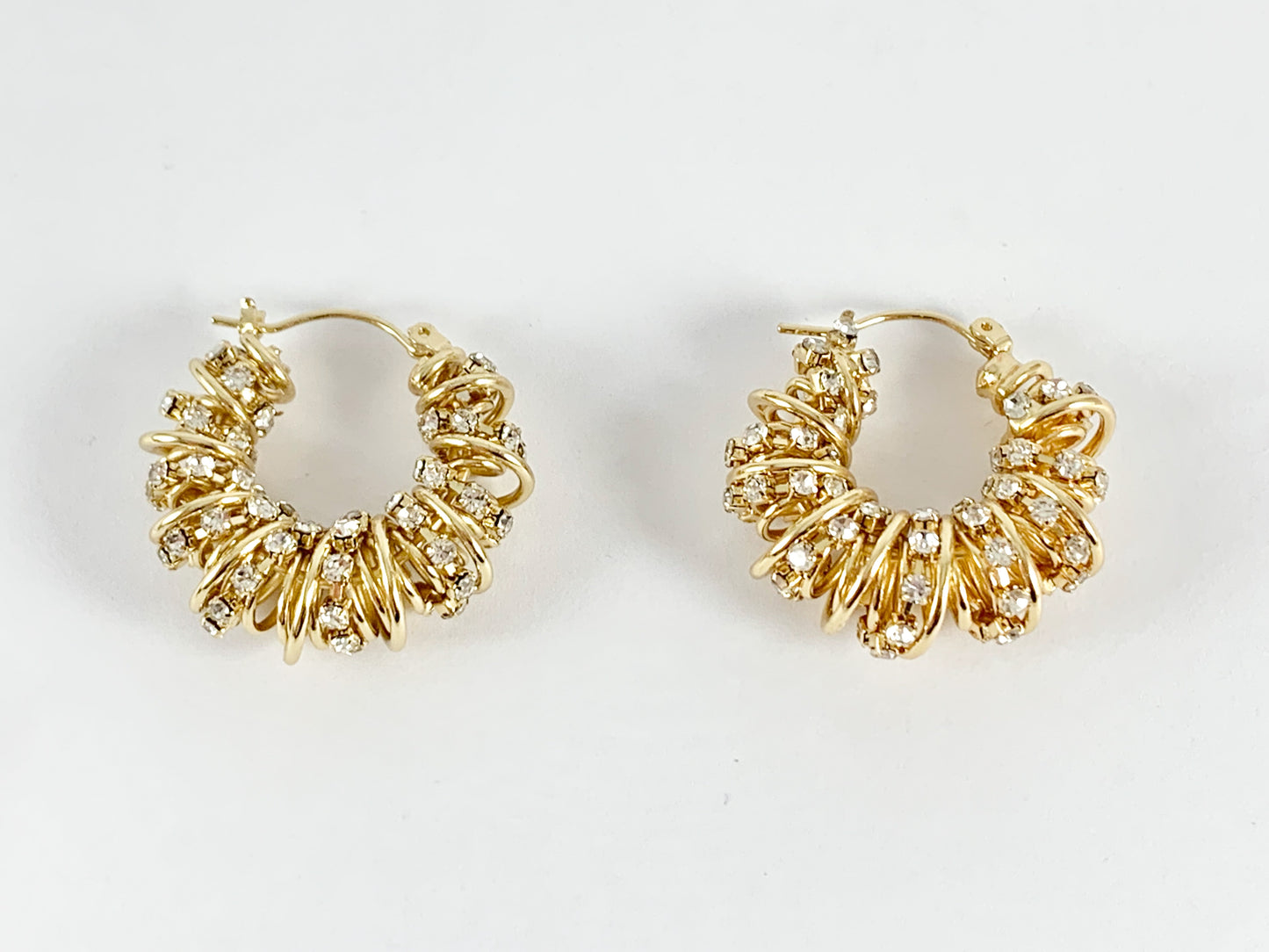 Aros de aretes de croissant retorcidos con diamantes de imitación brillantes en cobre chapado en oro de 18 quilates, 2 pares