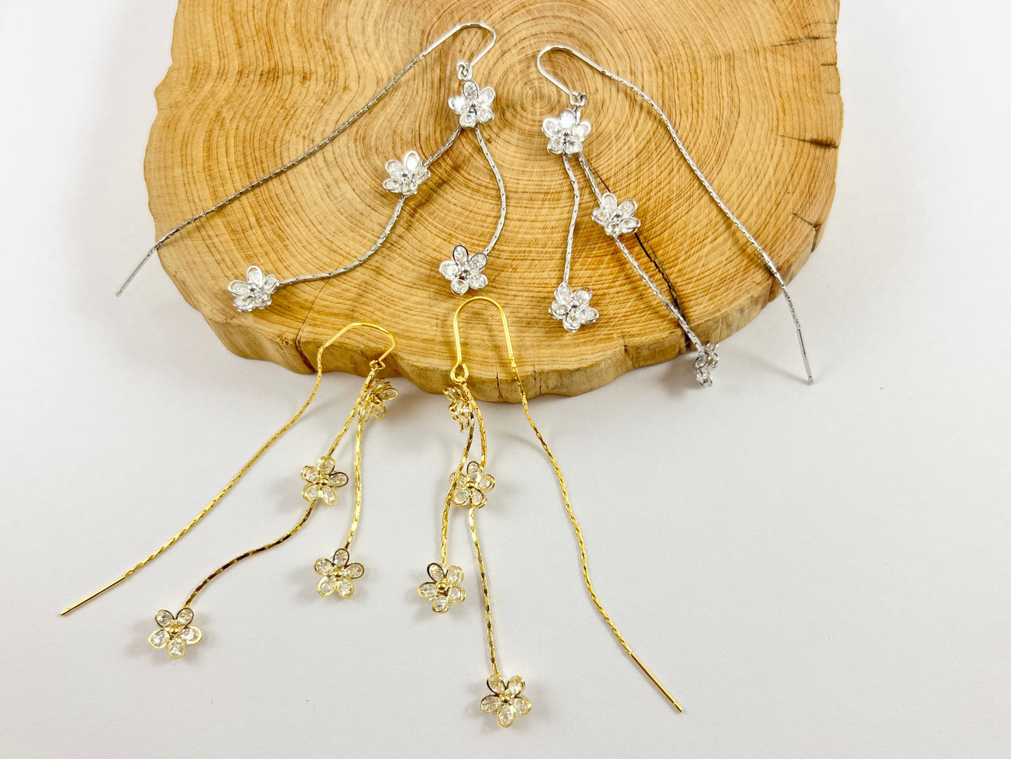 Pendientes colgantes con enhebrador floral de margarita con circonita cúbica de oro o plata en chapado en oro de 18 quilates sobre cobre 2 pares