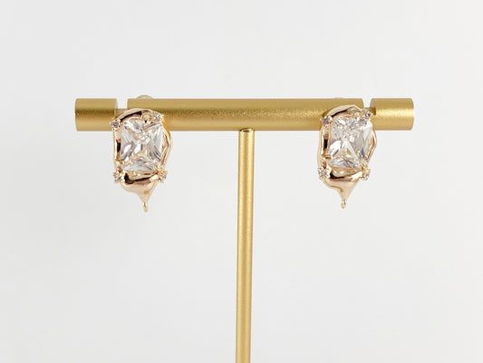 Componente de aretes de oro pavimentado con circonita cúbica de talla esmeralda deslumbrante y único con bucle en aretes de latón chapados en oro de 18 quilates, 4 pares