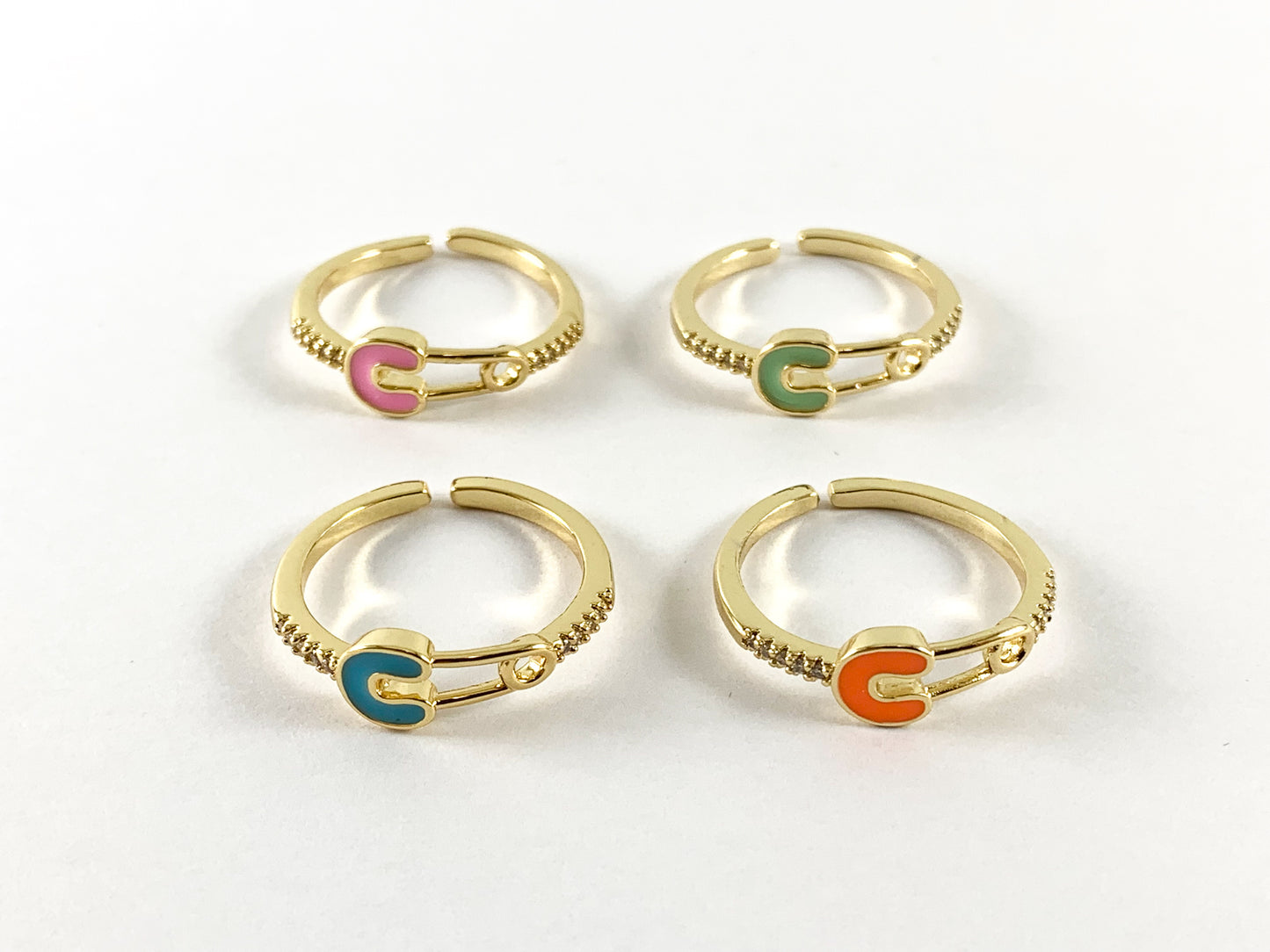 Anillo ajustable con pavé de circonita cúbica de cobre chapado en oro de 18 quilates con esmalte colorido de neón, 4 piezas