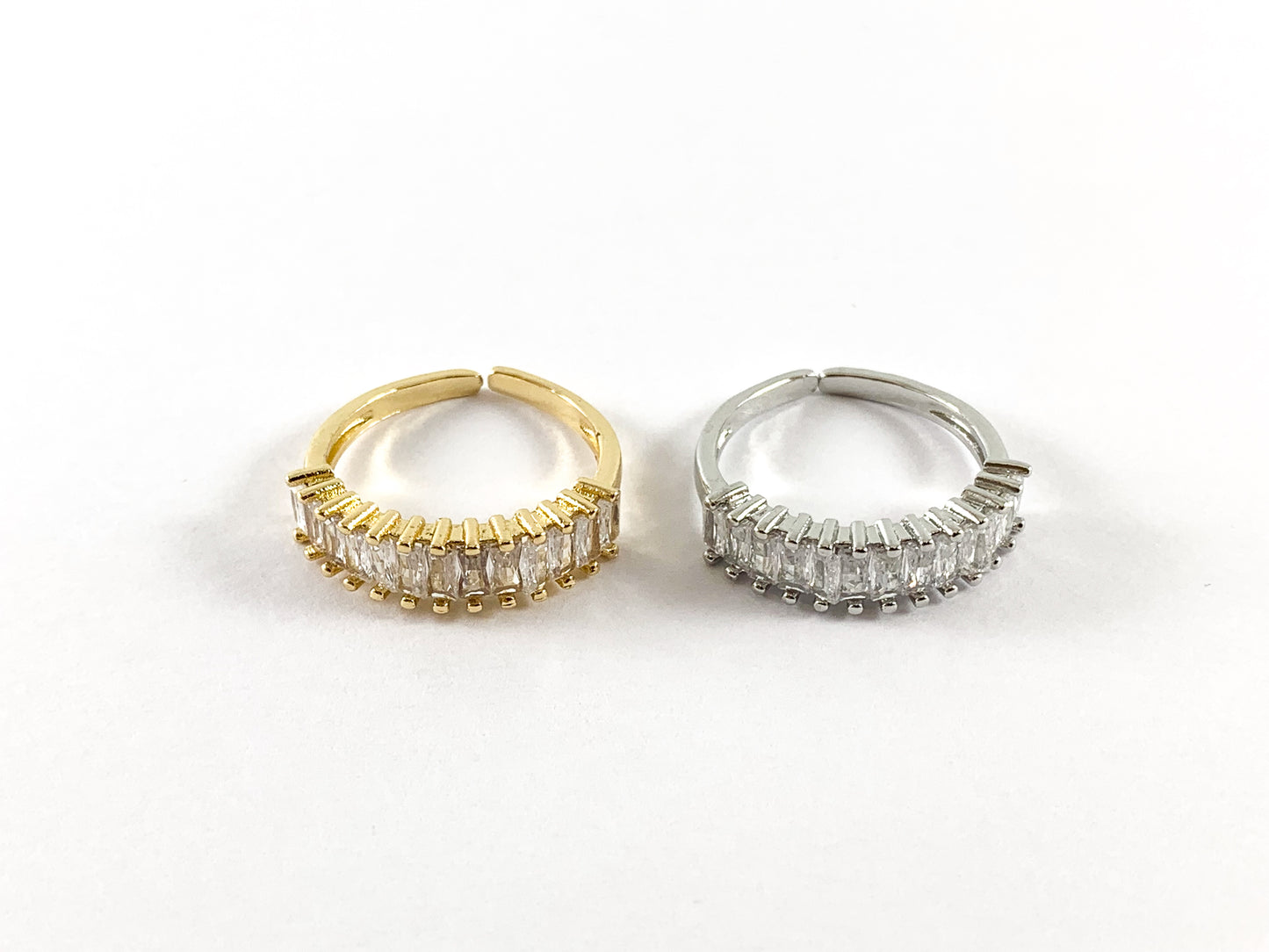 Anillo ajustable con pavé de circonita cúbica con barra chapada en oro real / platino de 18 quilates, 4 piezas