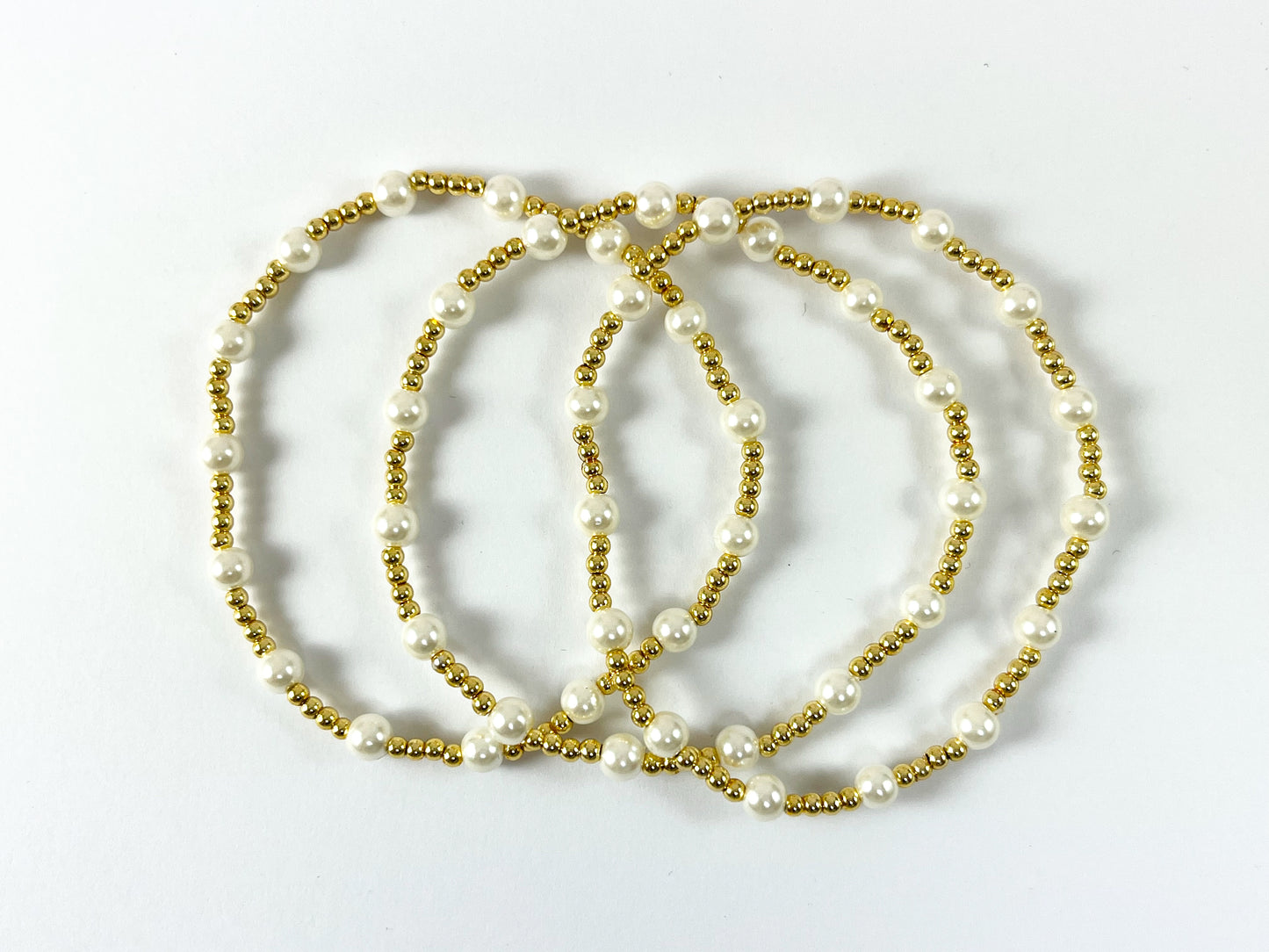 Pulsera elástica delicada con perlas de agua dulce de hematita chapada en oro de 18 quilates 1 pieza