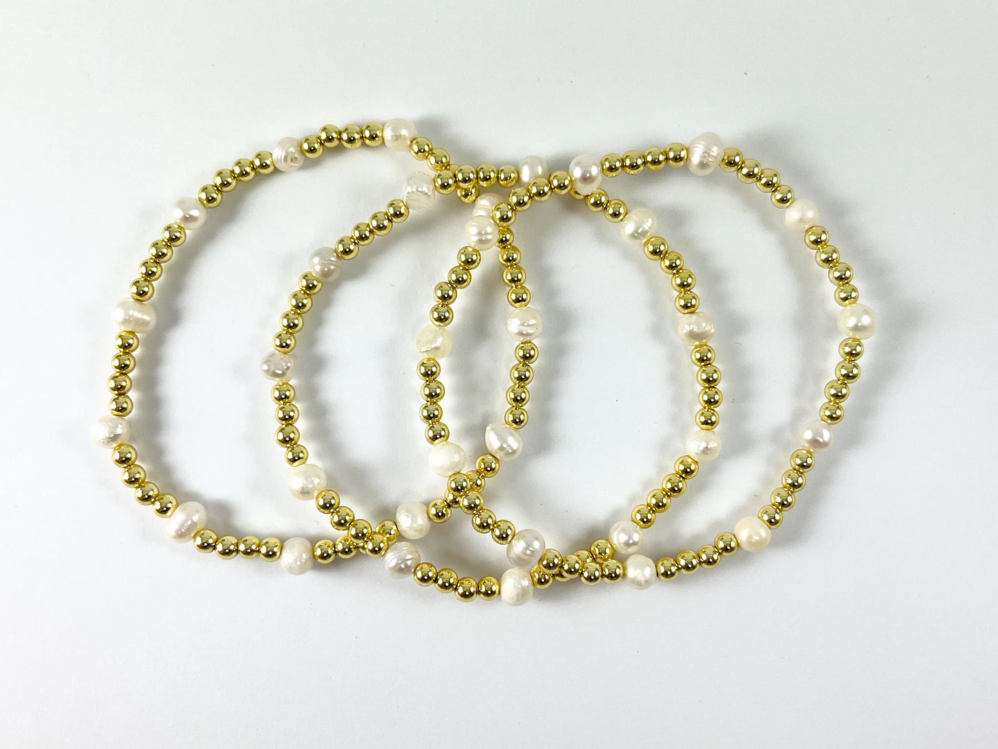 Pulsera elástica delicada con perlas de agua dulce de hematita chapada en oro de 18 quilates 1 pieza