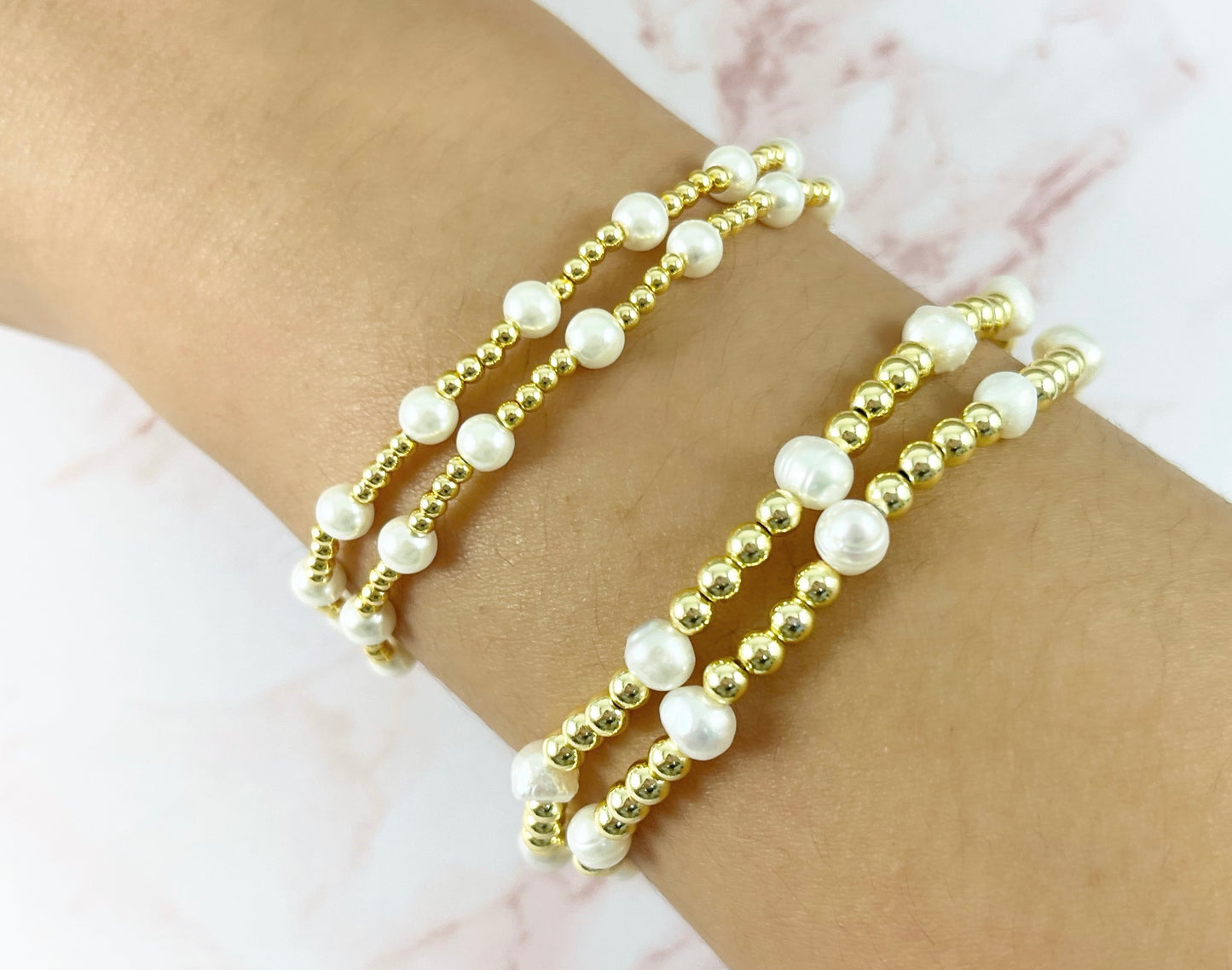 Pulsera elástica delicada con perlas de agua dulce de hematita chapada en oro de 18 quilates 1 pieza