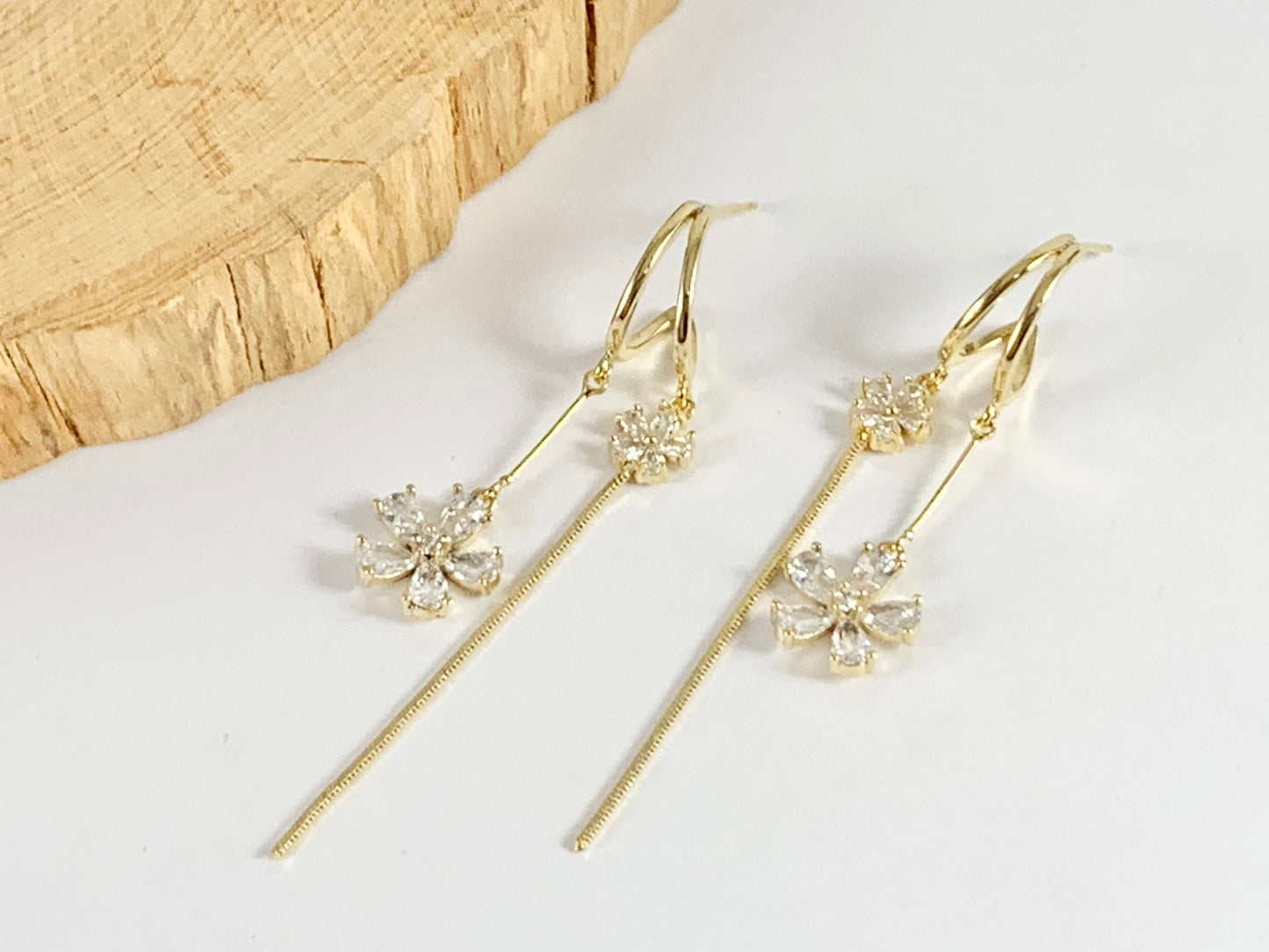 Lindos y delicados aretes largos con borlas de margaritas en cobre chapado en oro de 18 quilates, 2 pares
