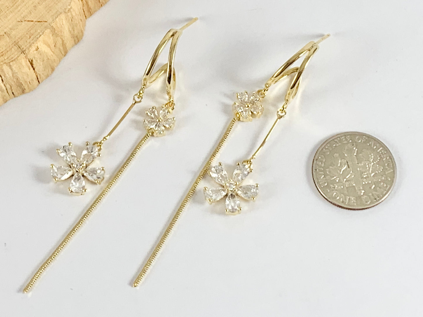 Lindos y delicados aretes largos con borlas de margaritas en cobre chapado en oro de 18 quilates, 2 pares