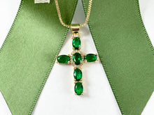 Cargar imagen en el visor de la galería, Colgante con dije de cruz de esmeralda verde pavé Micro CZ chapado en oro real de 18 quilates sobre cobre 5 piezas
