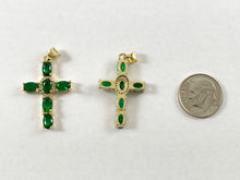 Cargar imagen en el visor de la galería, Colgante con dije de cruz de esmeralda verde pavé Micro CZ chapado en oro real de 18 quilates sobre cobre 5 piezas
