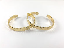 Cargar imagen en el visor de la galería, Brazalete ajustable con textura martillada simple de cobre chapado en oro real de 18 quilates, 2 piezas
