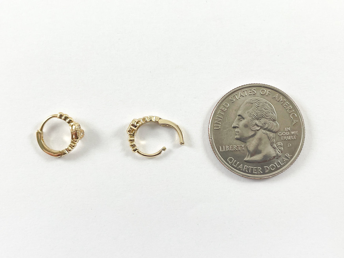 Pendientes Huggies con forma de corazón pavimentados con circonitas minimalistas y delicados chapados en oro de 18 quilates, 5 pares