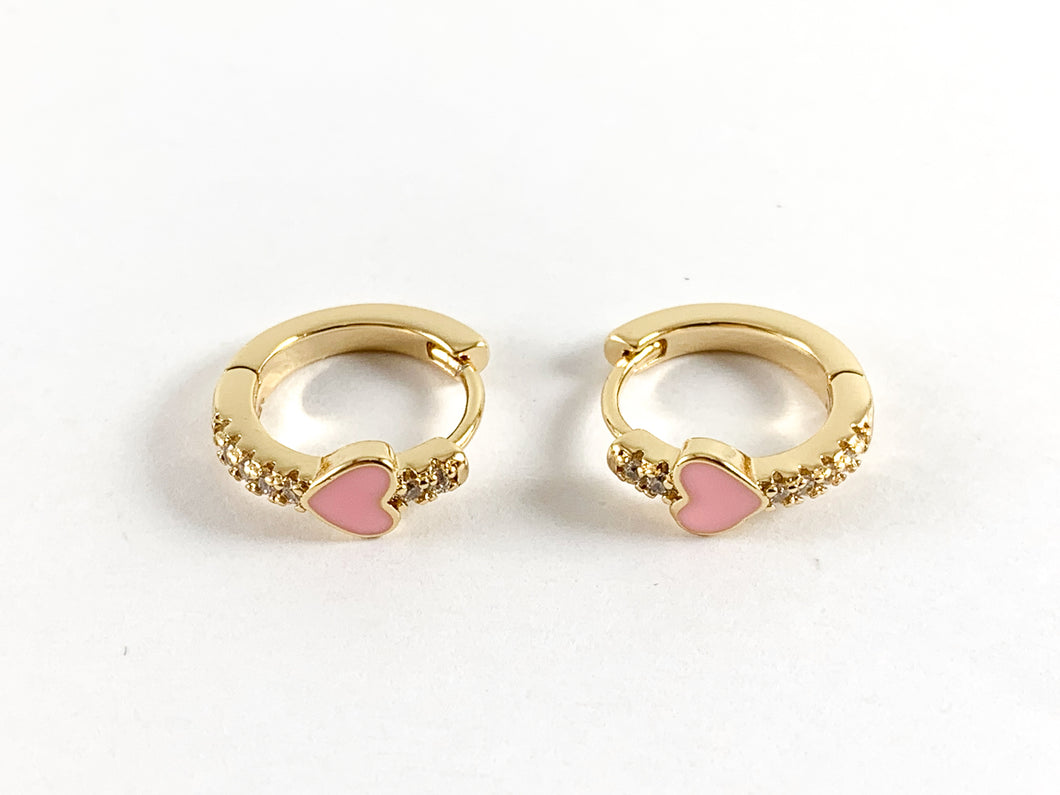 Pendientes Huggies de aro con pavé de circonita cúbica y corazones de esmalte rosa chapados en oro real de 18 quilates, 4 pares