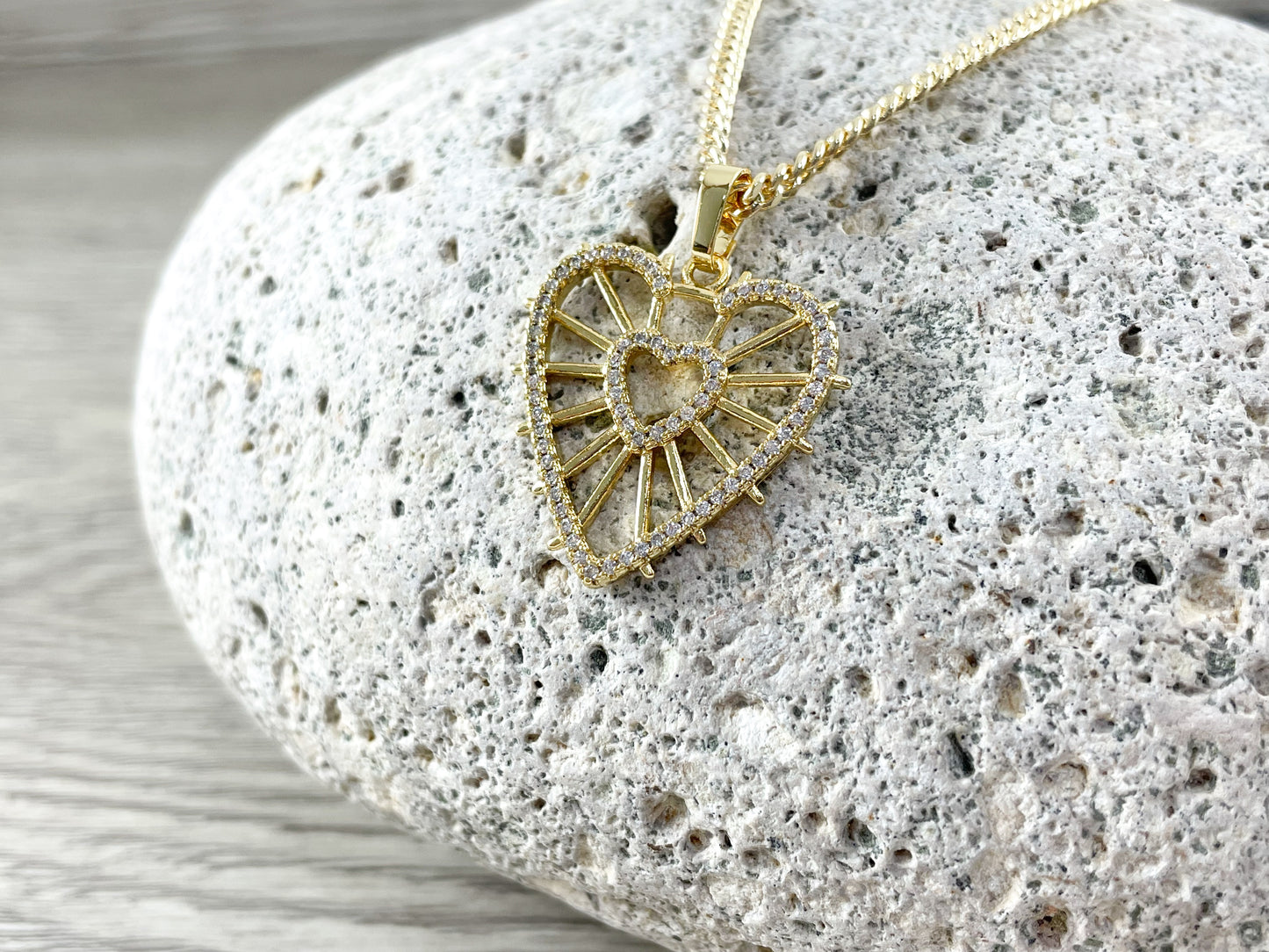 Colgante Heart Blast - CZ Pave Corazón de filigrana chapado en oro de 18 quilates en corazón en base de cobre 5 piezas